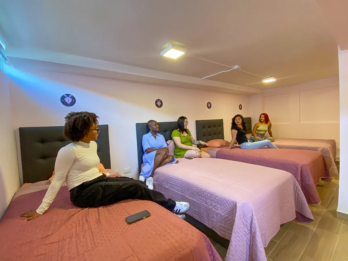 Guests relaxing and chatting across the single beds in Vasija